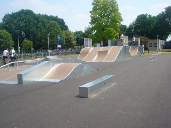 Zonhoven skatepark - Trucks and Fins